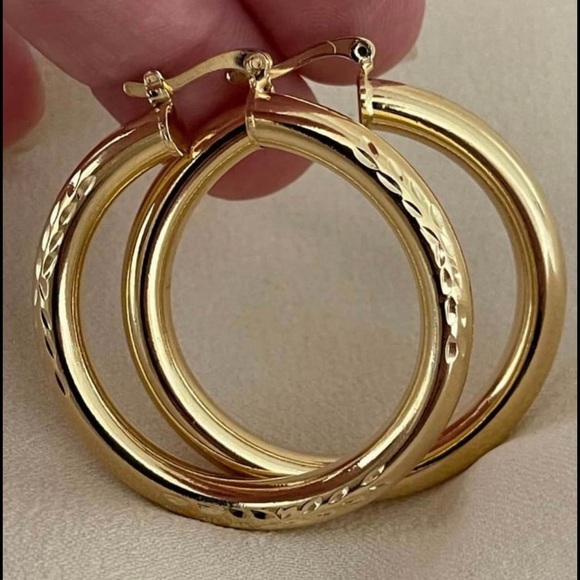 18k Gold Filled Diamond Cut Design Hoop Earrings 1.5” ✨ available in 2” & 1.25” - Picture 7 of 8